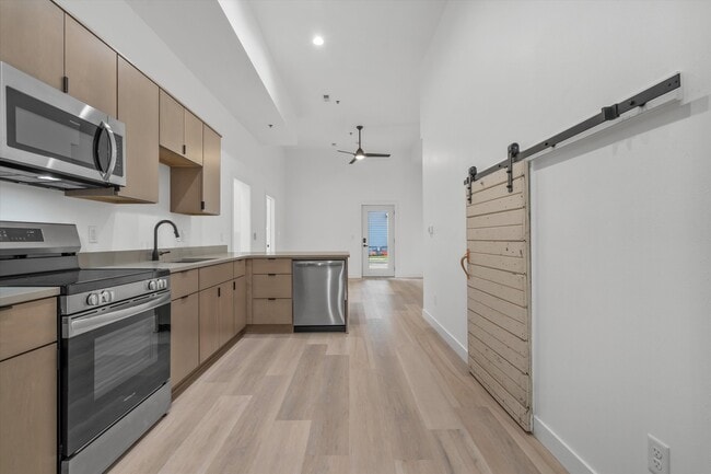 Building Photo - 308 Oak St