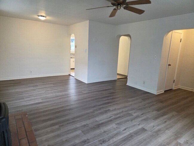 Foto del edificio - Charming three bedroom/one bath Medford Home | Available Now!