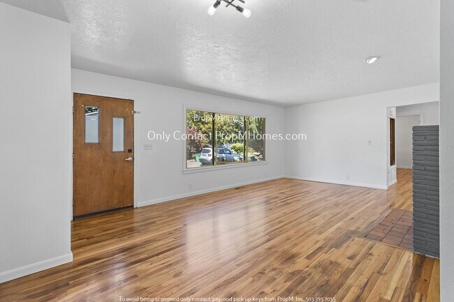 Building Photo - Charming Three Bedroom in Woodstock Neighb...