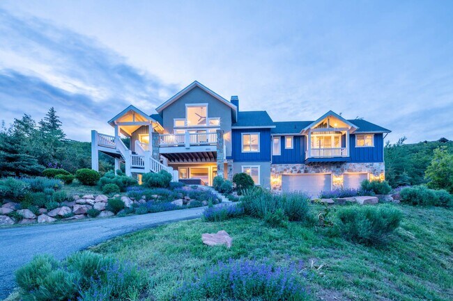Foto del edificio - Stunning Home Above Jeremy Ranch