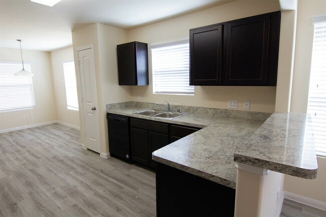 Building Photo - 8518 Middleton Oaks Cir