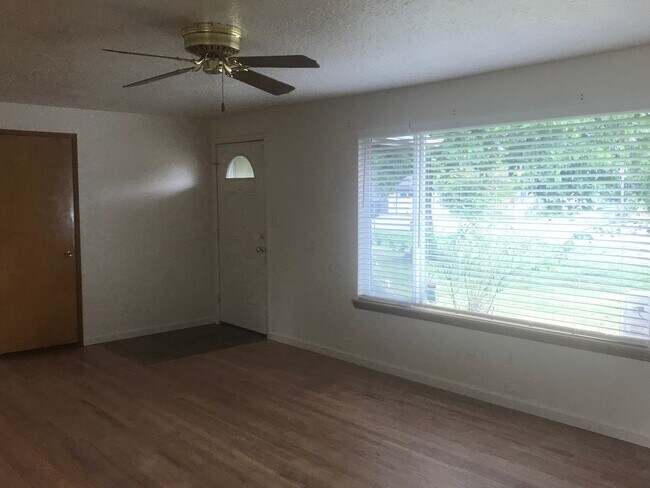Building Photo - 3 Bed 1.75 Bath SFR Rambler Everett