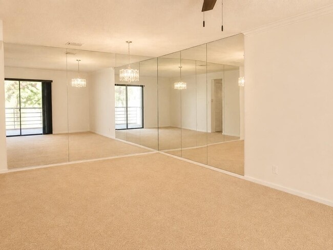 Foto del edificio - 138 S Cypress Rd