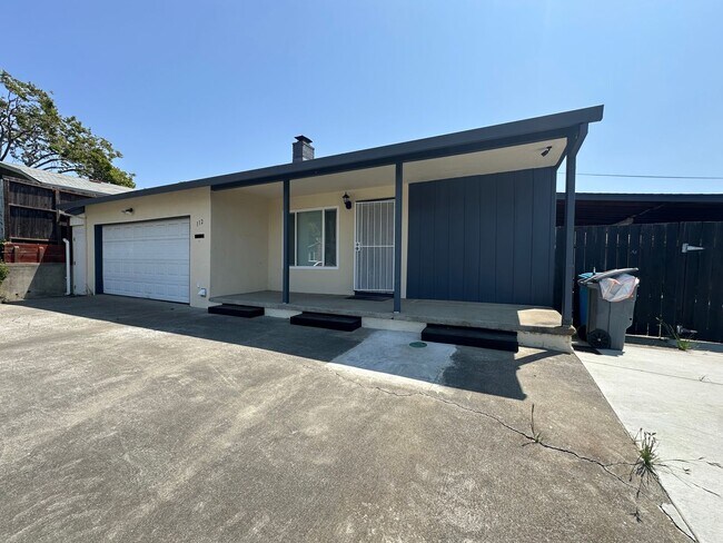 Building Photo - Charming & Cheery 3-Bedroom 2bathroom home...