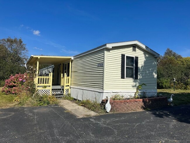 Building Photo - 2 Bed 1 Bath Nice Yard!