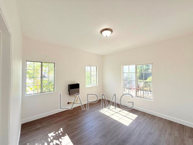 Foto del edificio - 2941-2943 1/2 W. 11th Street