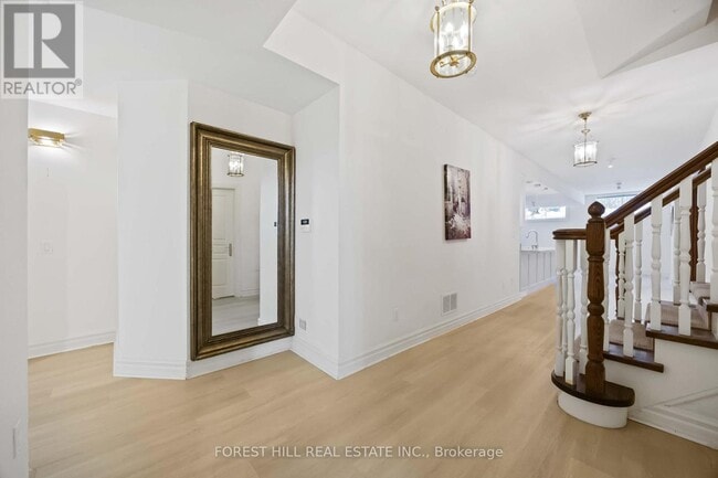 Building Photo - 42 Cotswold Crescent