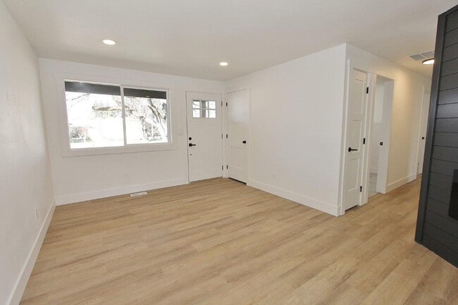 Building Photo - Charming Single-Level Home
