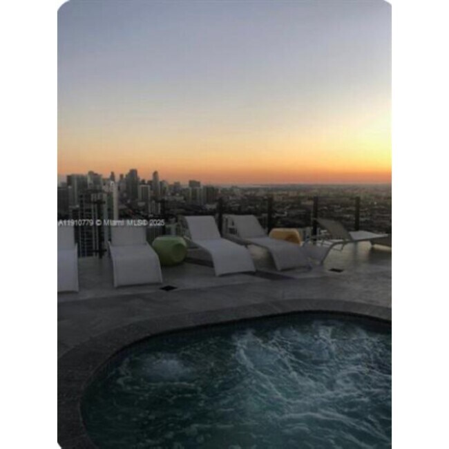 Foto del edificio - 501 NE 31st St