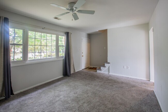 Foto del edificio - Charming 4 BR/2 BA Single-Family Home in C...