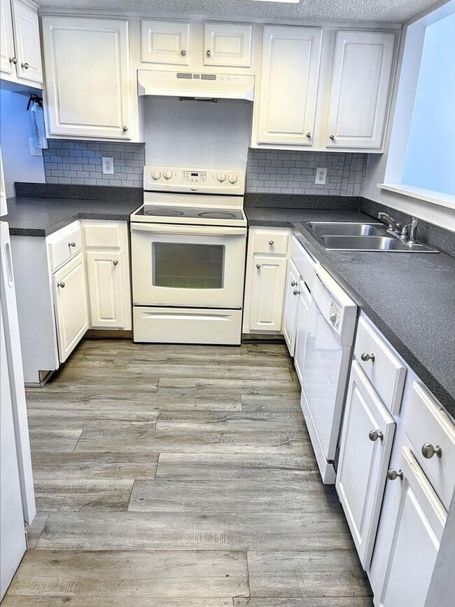 Building Photo - Lovely 3-Bedroom Townhome with Prime Locat...