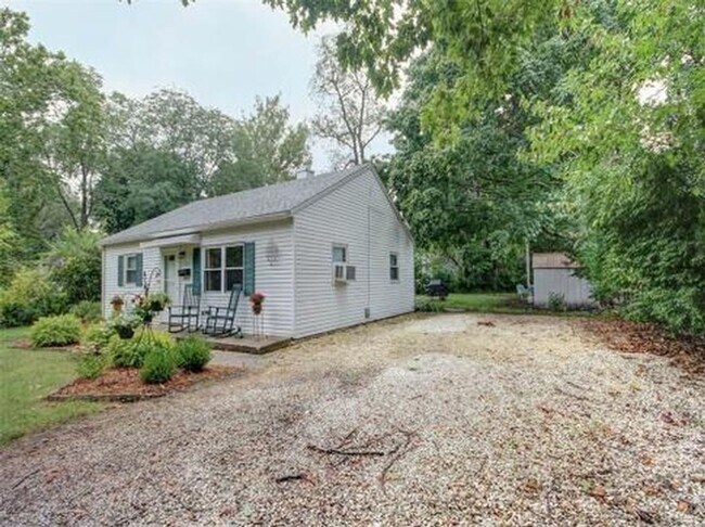 Building Photo - Two Bedroom Single Family Home
