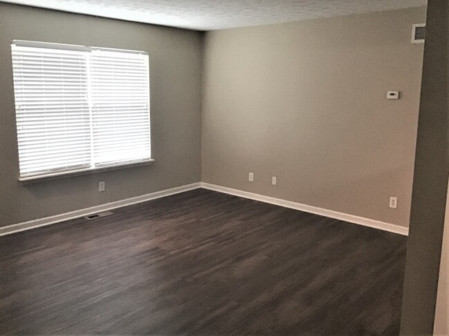 Building Photo - 5 Meadow Lane Drive