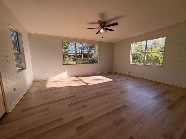 Foto del edificio - Gorgeous 3 bedroom/1 bath home with living...