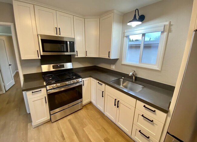 Foto del edificio - 16938 Meekland Ave