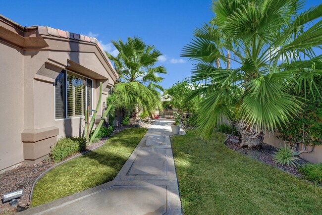 Building Photo - 440 Desert Holly Dr