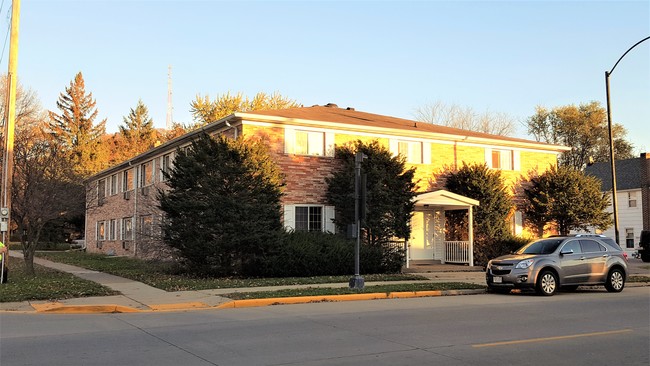 Building Photo - Carriage House Apts