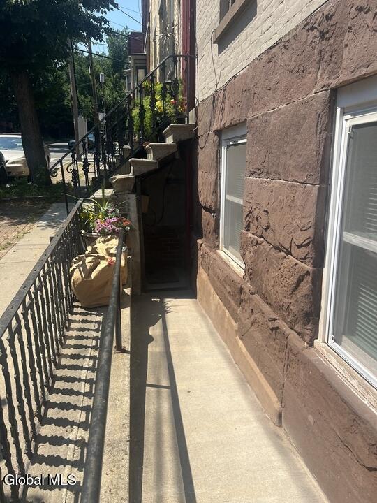 Building Photo - 31 Elm St