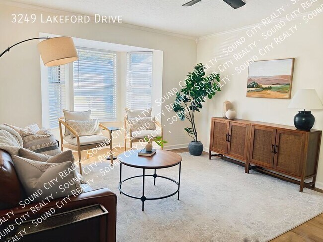 Building Photo - 3249 Lakeford Dr