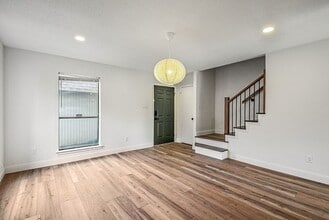 Building Photo - 2103 Mistletoe Ave