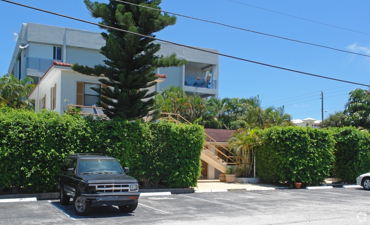 Building Photo - Block To Beach Inn