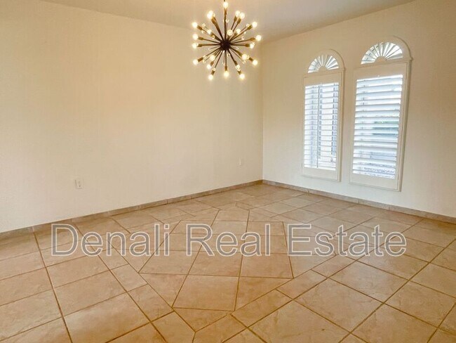 Building Photo - 12 E Seminole Dr