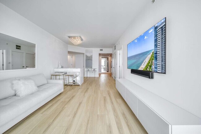 Foto del edificio - 6365 Collins Ave