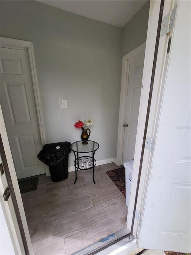 Building Photo - 1 Bedroom Efficiency Available - Saint Clo...