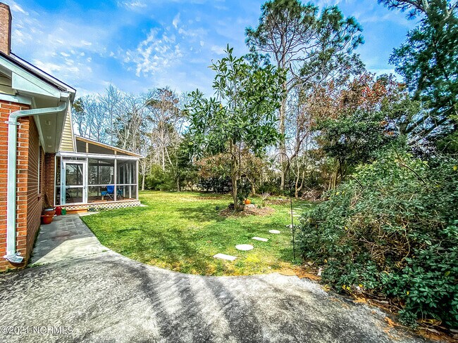 Building Photo - 205 Tree Fern Dr