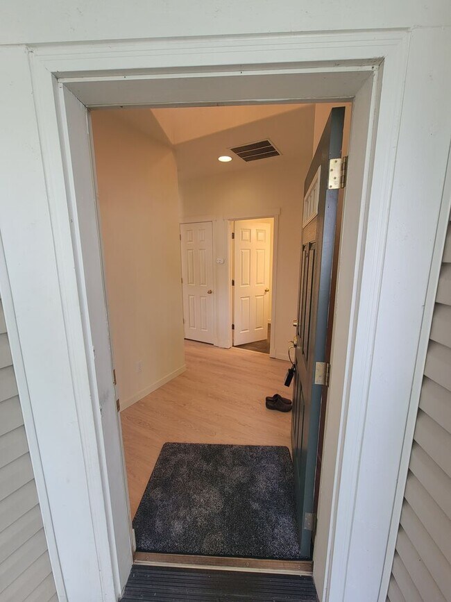 Building Photo - Contemporary Townhome