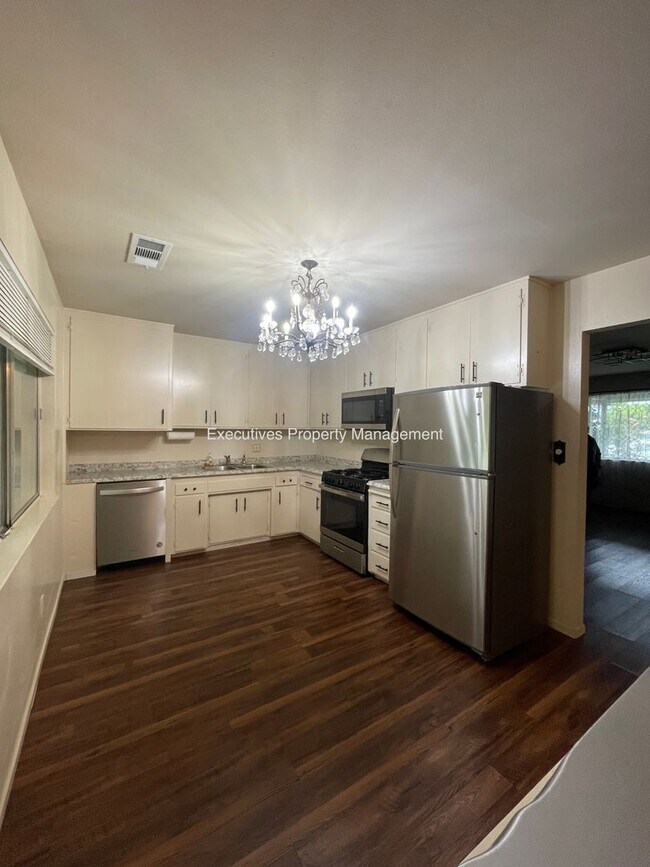 Foto del edificio - 7126 Louise Ave