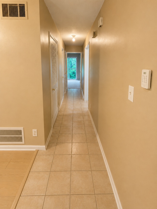 Building Photo - 1220 Oakplace Dr SW