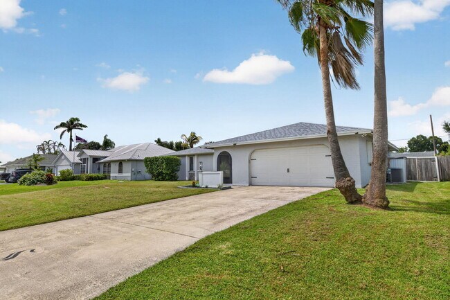 Foto del edificio - 825 SE Starflower Ave
