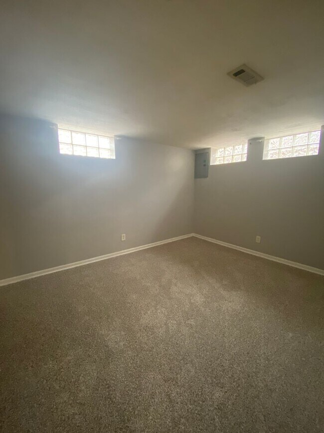 Foto del edificio - 3 Bed 2 Bath house with finished basement