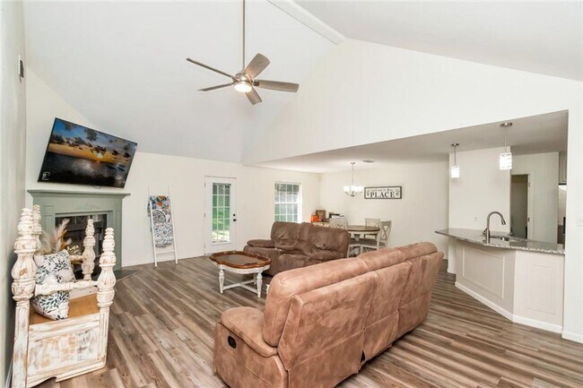 Foto del edificio - Beautifully Remodeled Home on Lake Forest ...