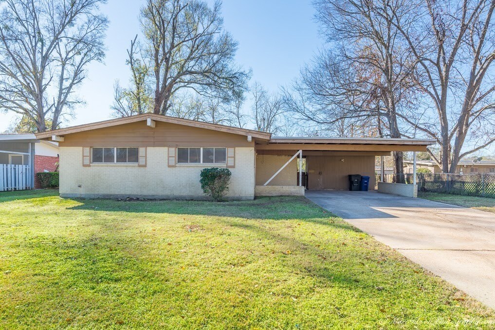 Primary Photo - Double Carport and fully fenced.