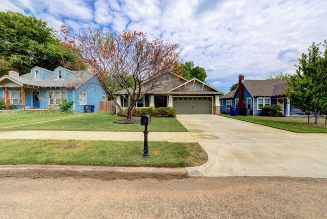 Building Photo - Cutest 3/2/2 Craftsman Style Home!