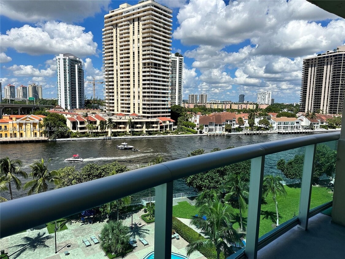 Foto principal - 19390 Collins Ave