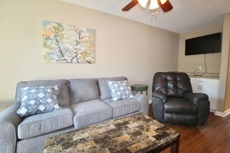 Building Photo - 1315 Bradley Dr