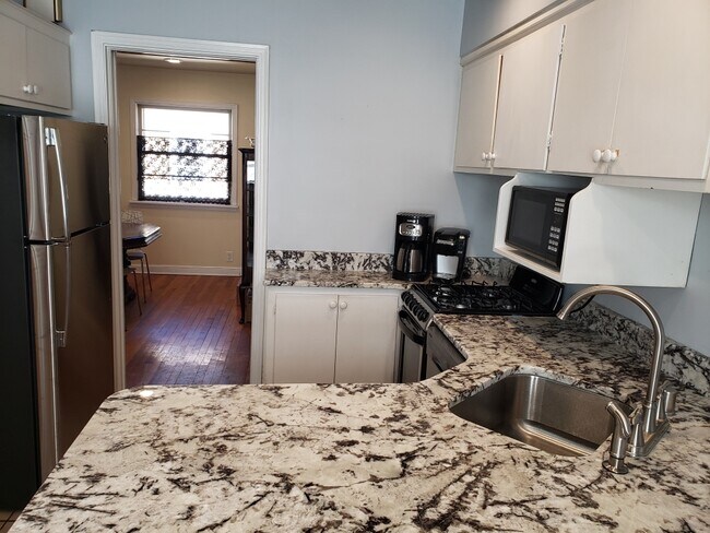 Foto del edificio - 4018 N Newhall St