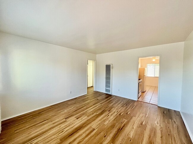 Foto del edificio - Upstairs 1 Bedroom Apt with 1-Car Garage N...