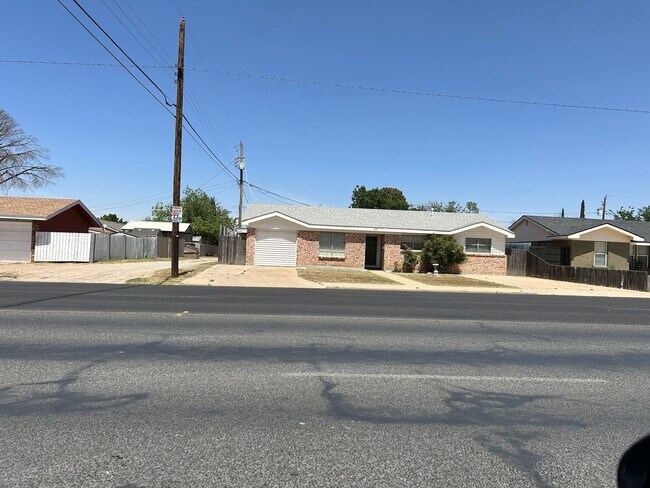 Building Photo - Need more space?  This house is for you!!!!!