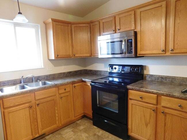 Foto del edificio - Charming 3 Bed, 2 Bath Townhome with Singl...