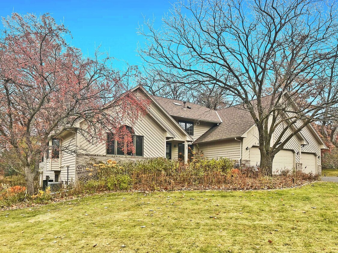 Foto principal - Newly Redone Luxury Lakeville Home, New Flooring, New Carpet, Skylights, Deck, Vaults, 3-Car Garage