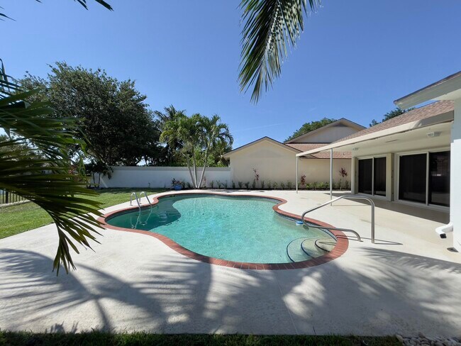 Building Photo - 208 E River Park Dr