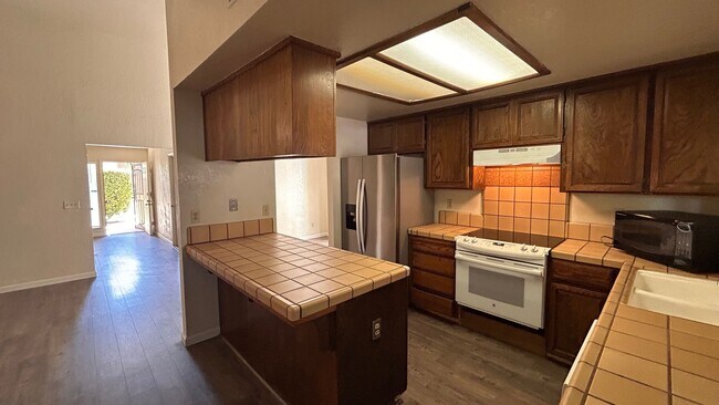 Building Photo - 545 Navarre Pl