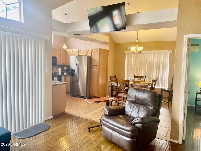 Foto del edificio - 1633 E Lakeside Dr