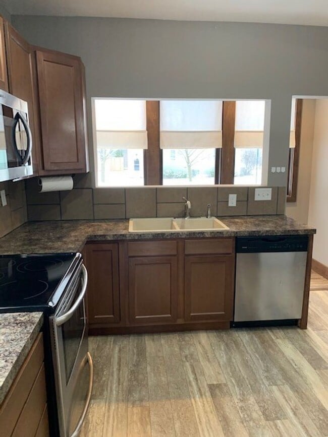 Building Photo - Three Bedroom Home Located in Zeeland