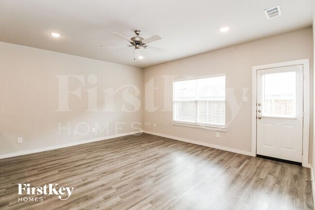 Building Photo - 618 Ava Trl