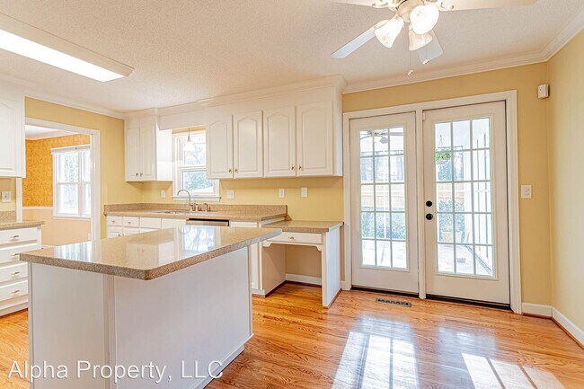 Building Photo - 5 br, 3 bath House - 102 Comstock Ct